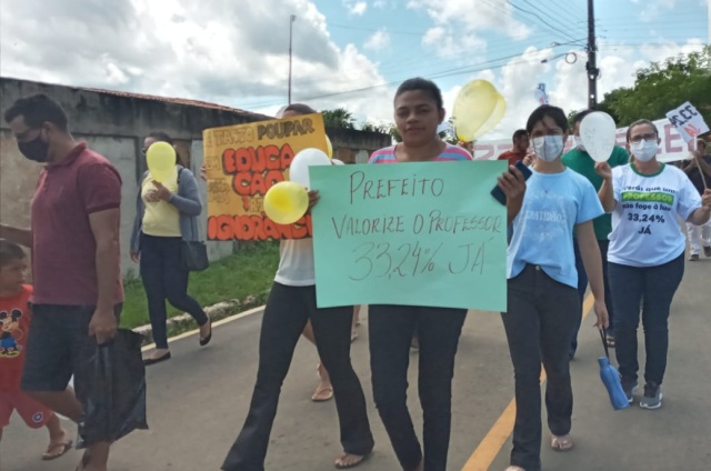 Professores de Juazeiro do Piauí continuam de greve; Pais e alunos protestam contra prefeito